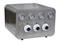 Газовый смеситель трехкомпонентный Pusher M284-50 50m3/h; обл. прим.: Углеки́слый газ,  Аргон, Азот, Кислород, Гелий; входное давление: 7 - 10 бар; выходное давление: 0,5 - 4 бара; газовые соединения: 0.5”FNPT